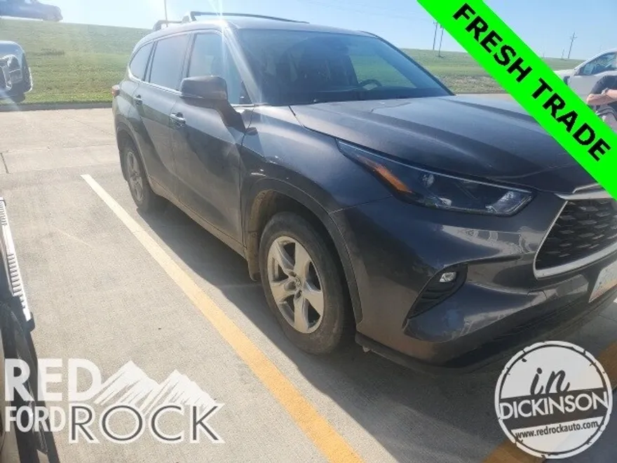 2022 Toyota Highlander LE photo 1