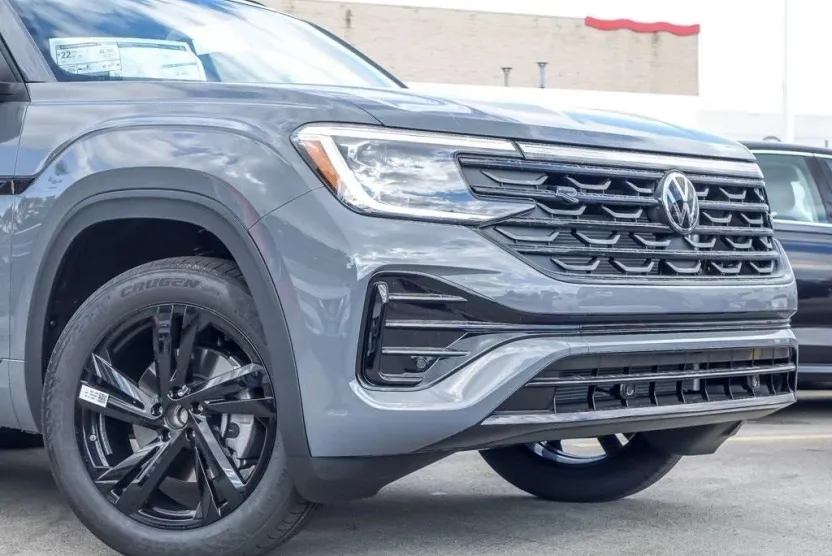 2026 Volkswagen Atlas Cross Sport SEL R-Line photo 1