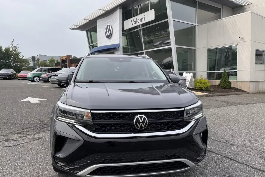 2023 Volkswagen Taos SE photo 1