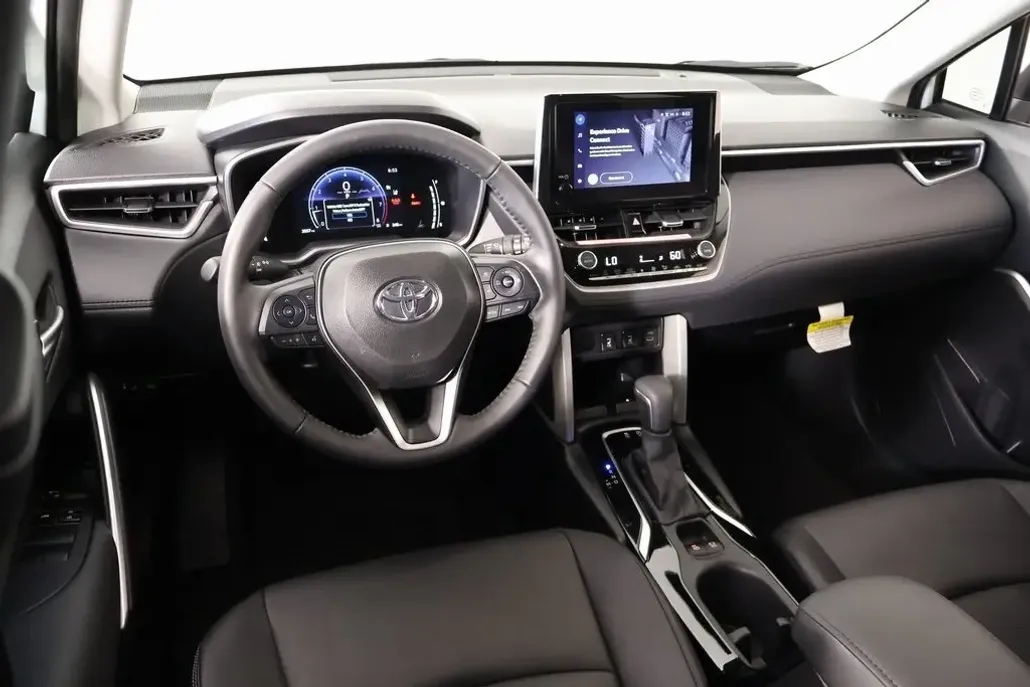 2024 Toyota Corolla Cross XLE photo 1
