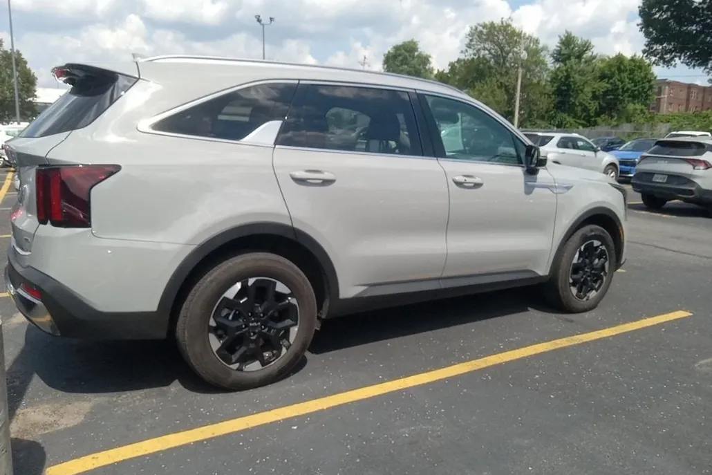 2025 Kia Sorento S photo 1