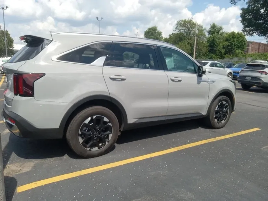 2025 Kia Sorento S photo 1