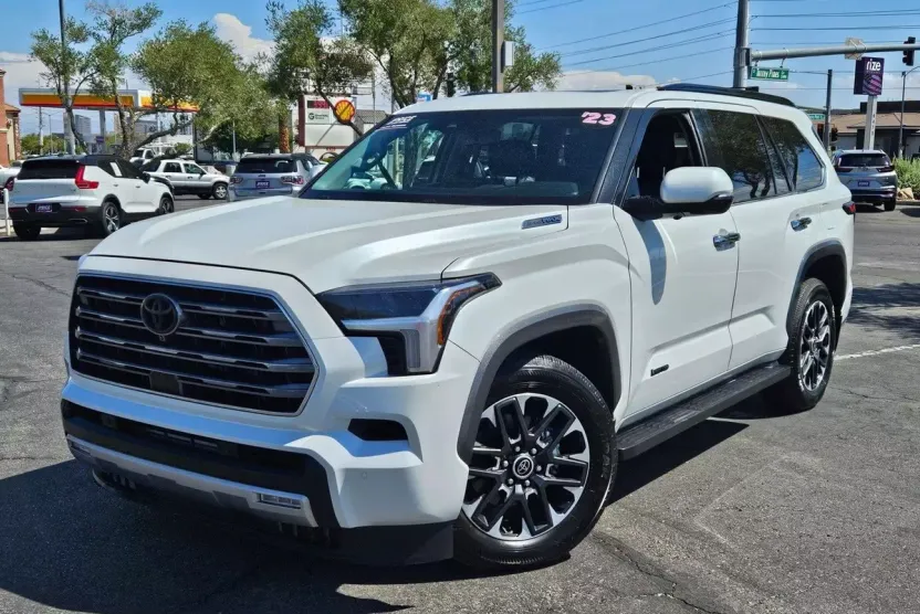 2023 Toyota Sequoia SR5 photo 1