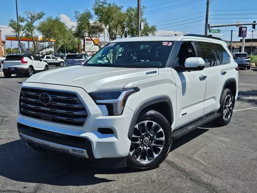 2023 Toyota Sequoia SR5 photo 1