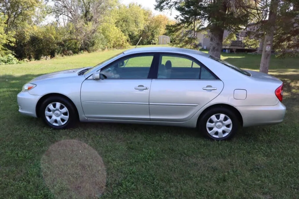 2004 Toyota Camry LE photo 1