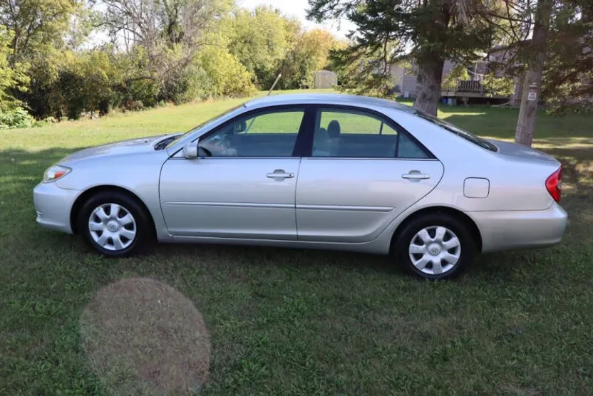 2004 Toyota Camry LE photo 1