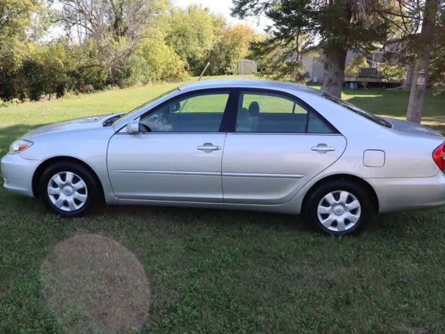 2004 Toyota Camry LE photo 1