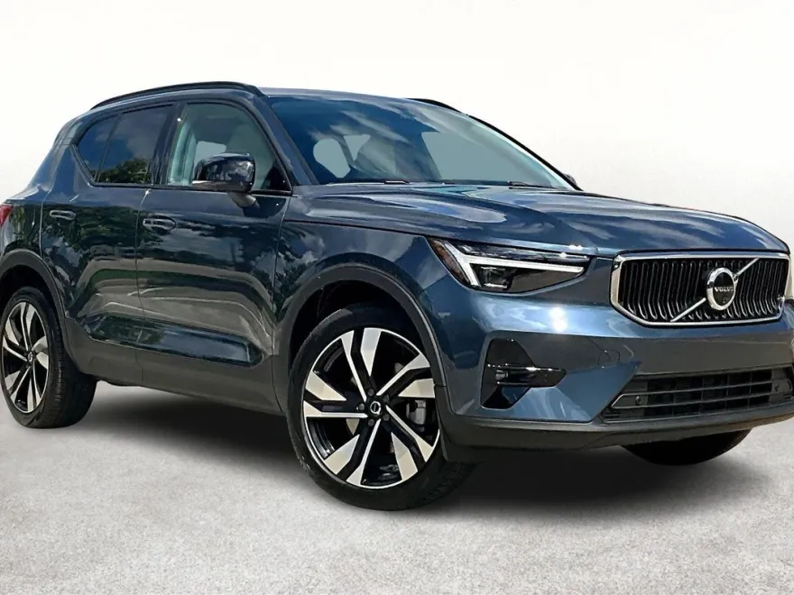 2026 Volvo XC40 photo 1