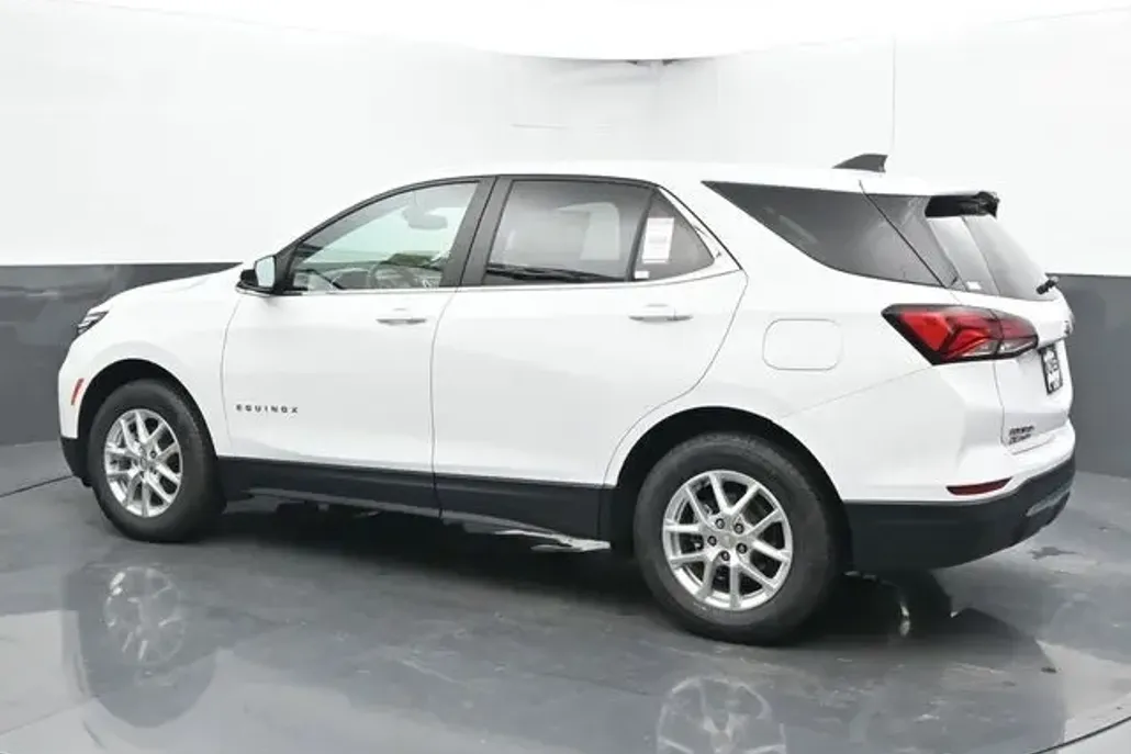 2023 Chevrolet Equinox LT photo 1