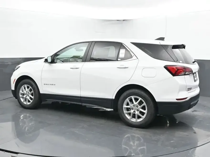 2023 Chevrolet Equinox LT photo 1