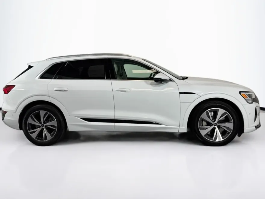 2024 Audi Q8 E-tron Premium Plus photo 1