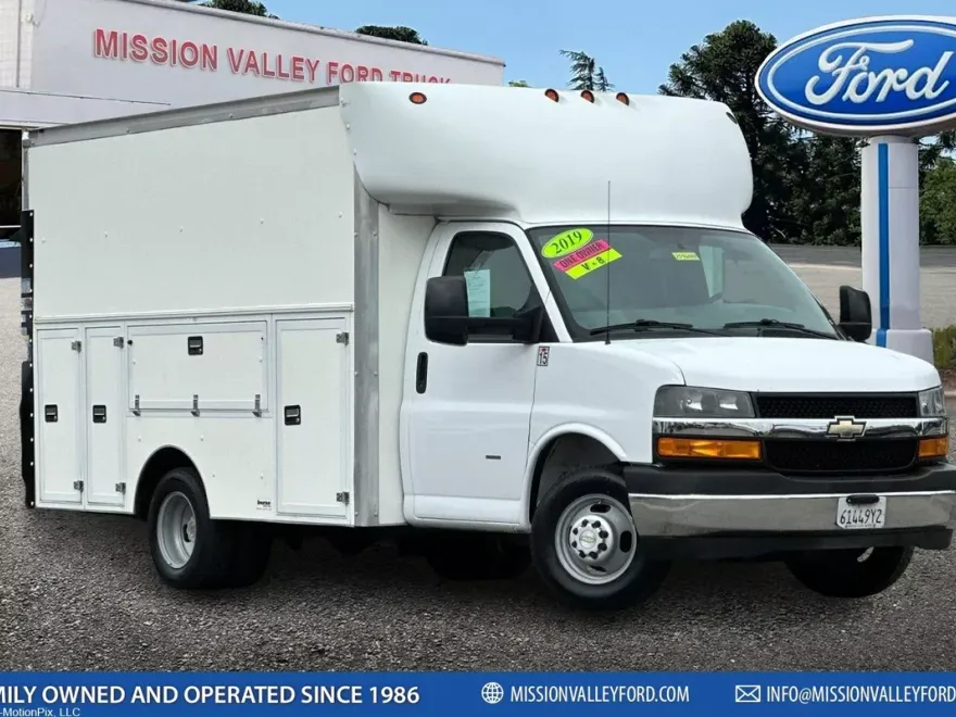 2019 Chevrolet Express 3500 Cutaway photo 1