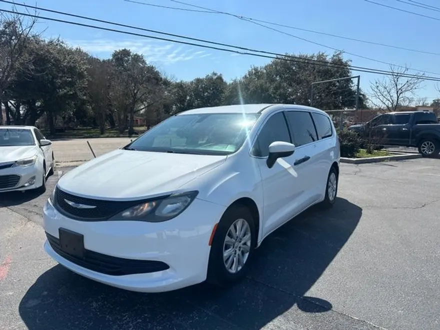 2018 Chrysler Pacifica L photo 1