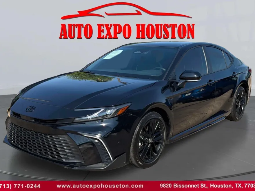 2025 Toyota Camry SE photo 1