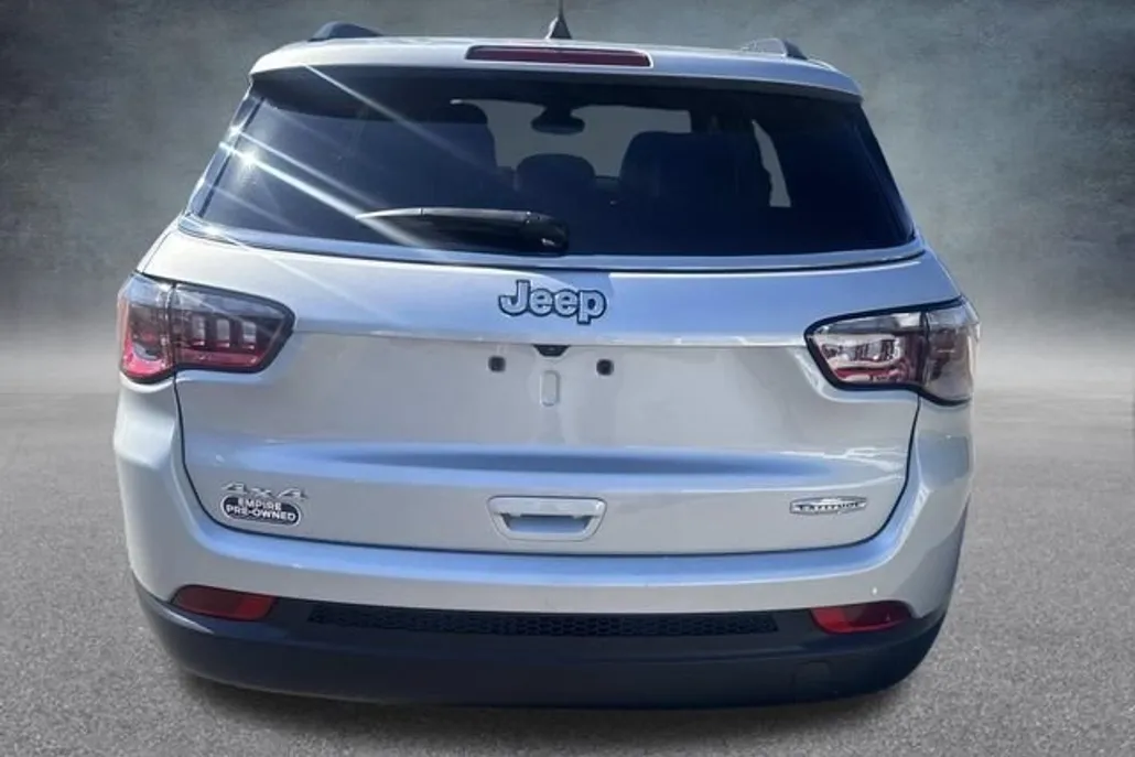 2024 Jeep Compass Latitude photo 1