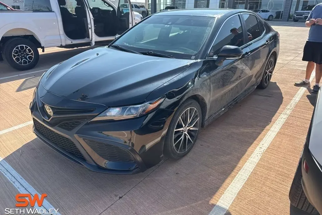 2022 Toyota Camry SE photo 1