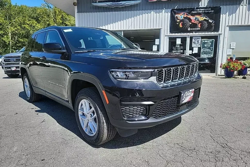 2025 Jeep Grand Cherokee Laredo photo 1