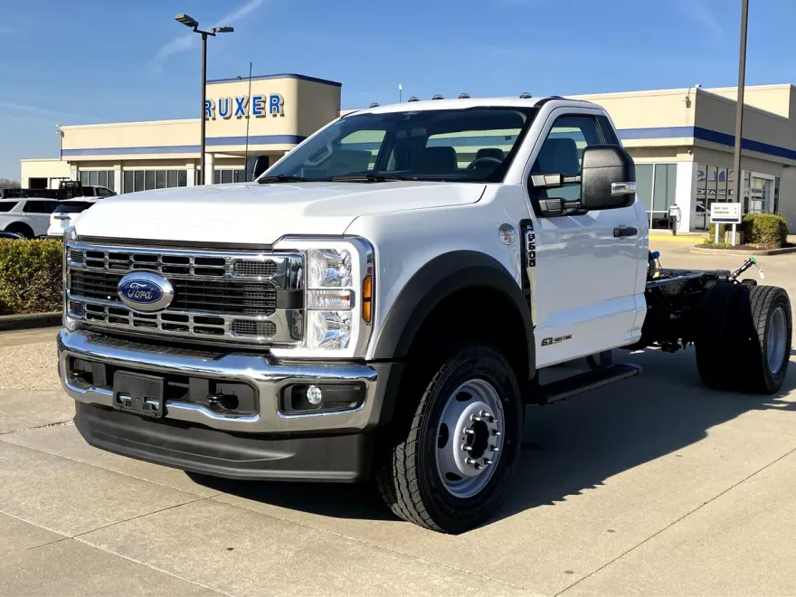 2024 Ford F-600 photo 1