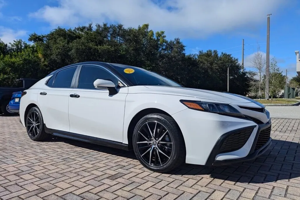 2023 Toyota Camry SE photo 1