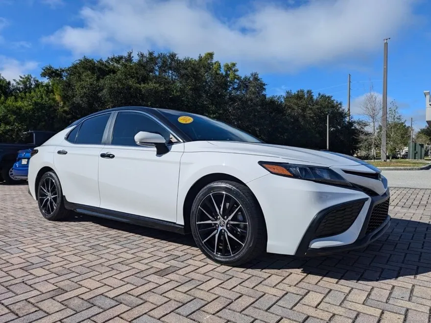 2023 Toyota Camry SE photo 1