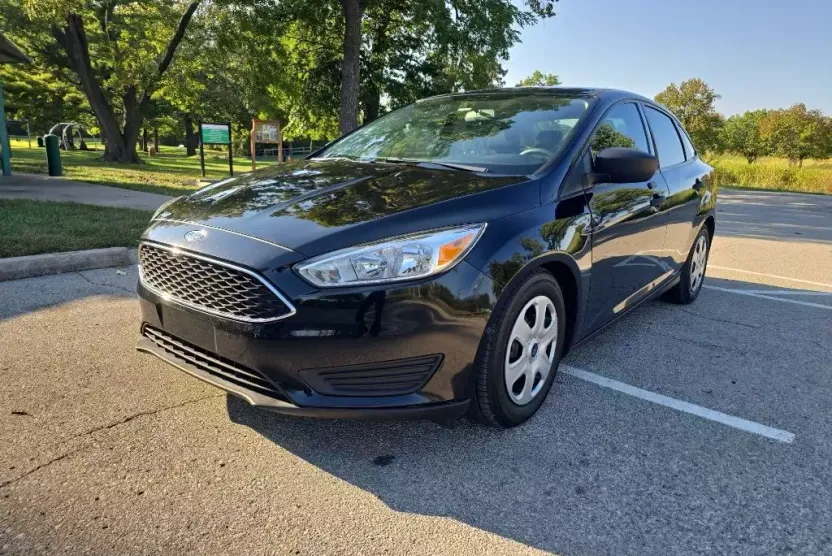 2016 Ford Focus Sedan photo 1