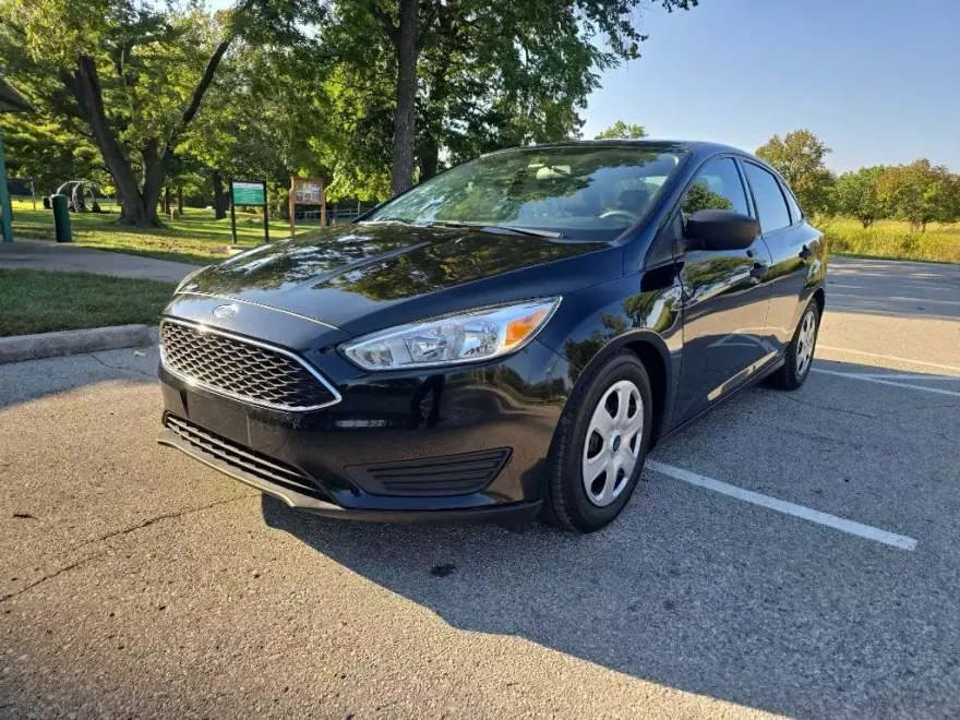 2016 Ford Focus Sedan photo 1
