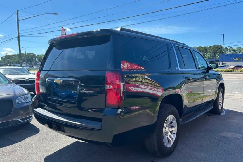 2017 Chevrolet Suburban LT photo 1