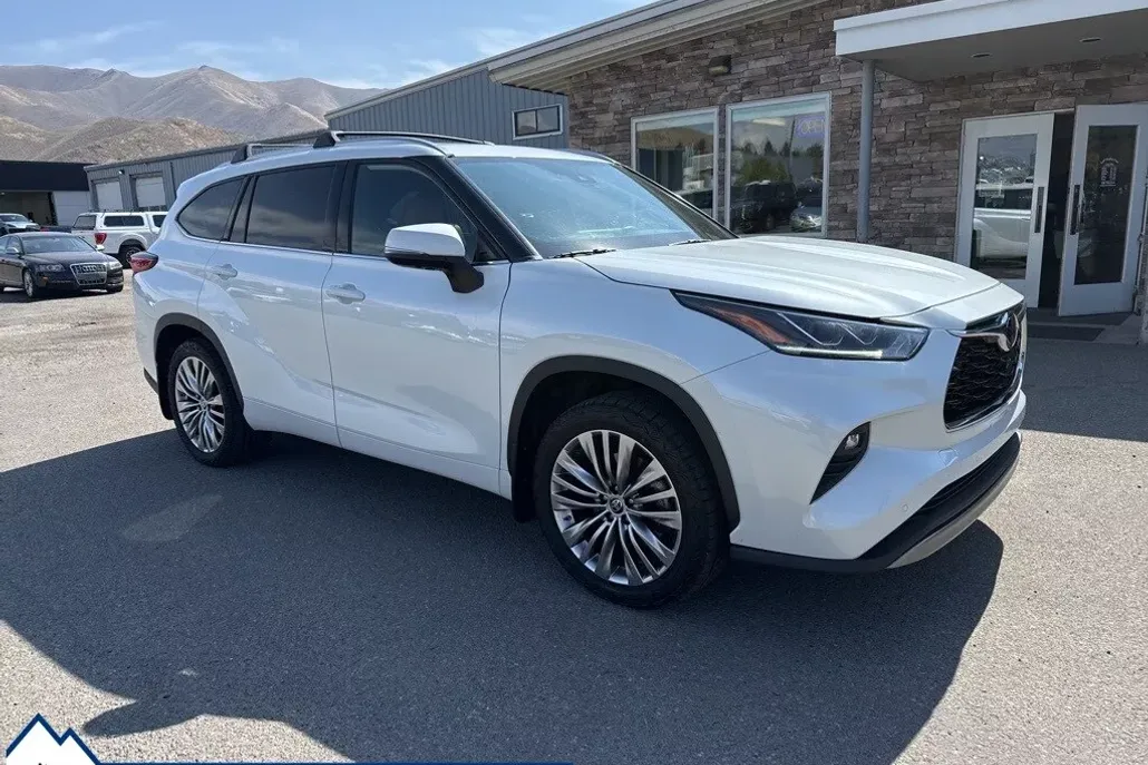2022 Toyota Highlander Platinum photo 1
