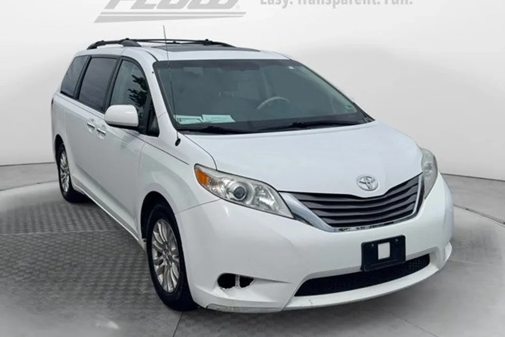 2014 Toyota Sienna XLE photo 1