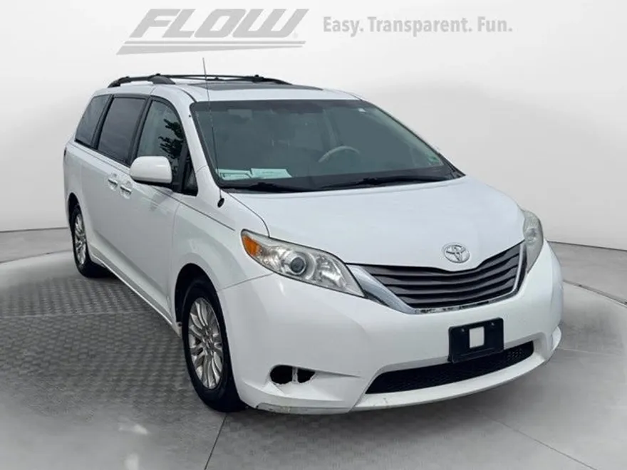 2014 Toyota Sienna XLE photo 1