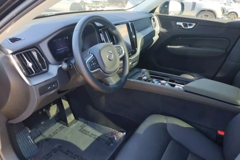 2025 Volvo XC60 Hybrid T8 Core photo 1