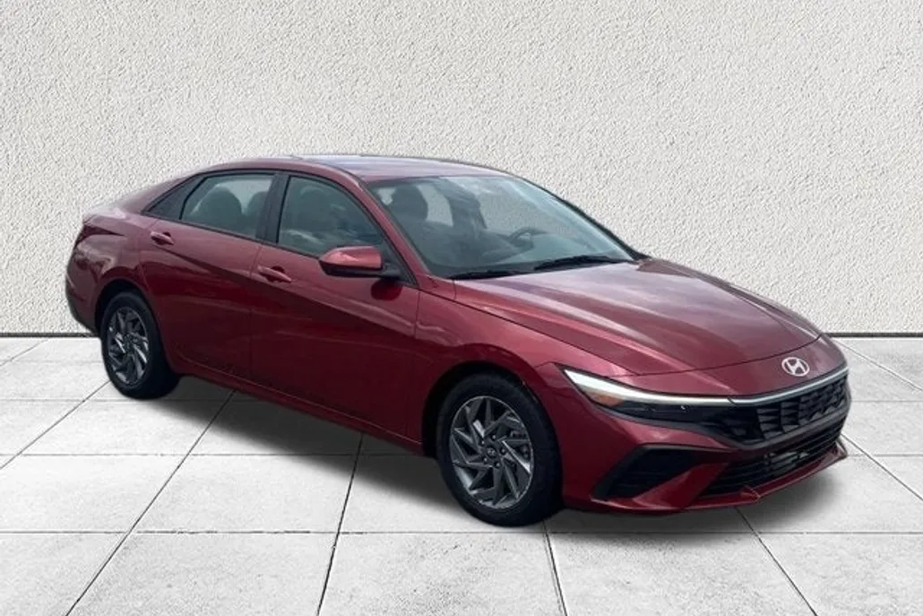 2024 Hyundai Elantra SEL photo 1