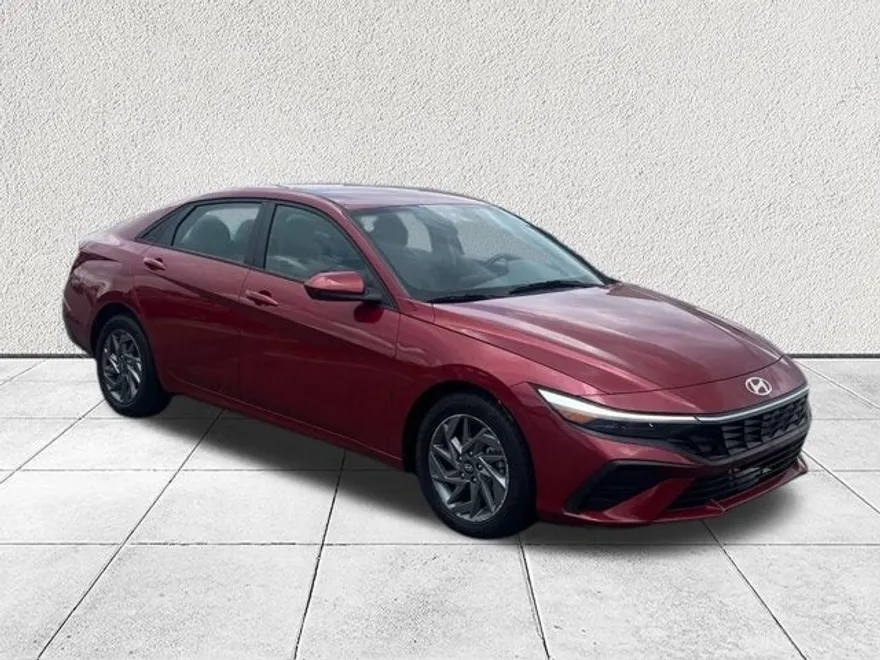 2024 Hyundai Elantra SEL photo 1