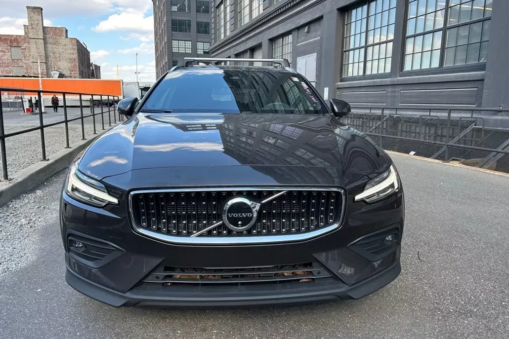 2025 Volvo V60 Cross Country B5 Plus photo 1