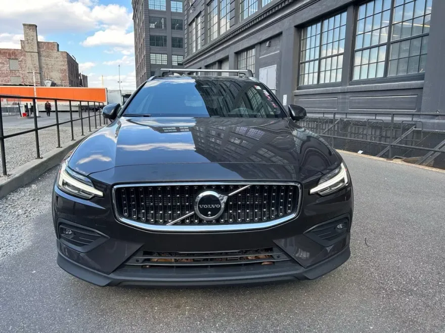 2025 Volvo V60 Cross Country B5 Plus photo 1
