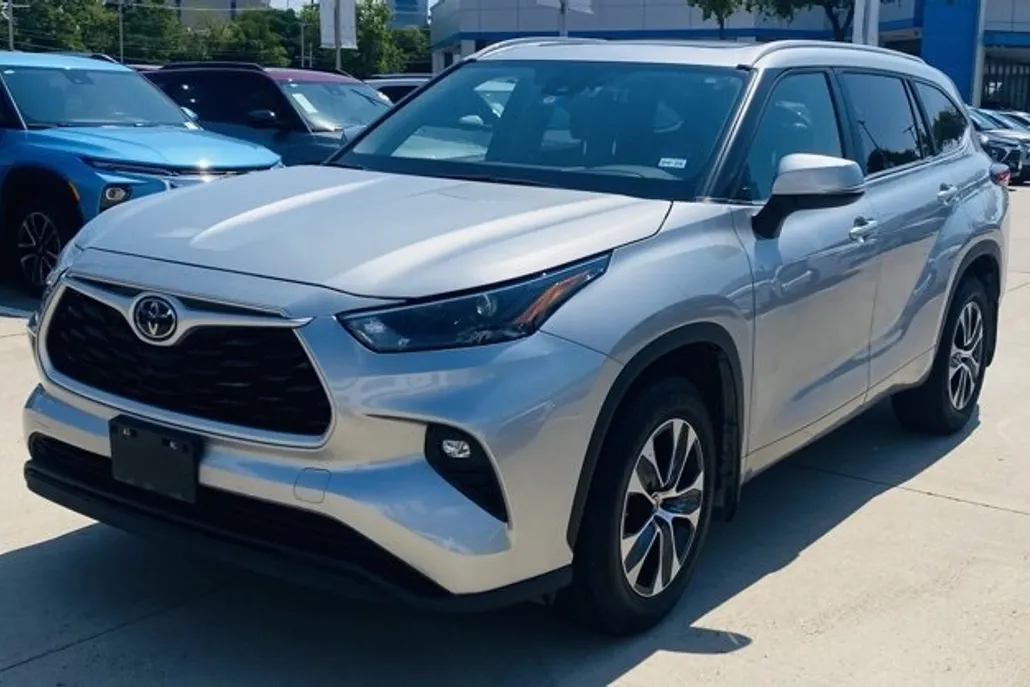 2023 Toyota Highlander L photo 1