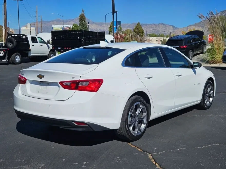2024 Chevrolet Malibu 1LT photo 1