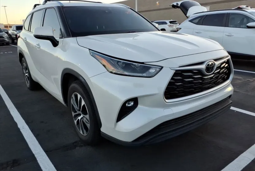 2021 Toyota Highlander XLE photo 1