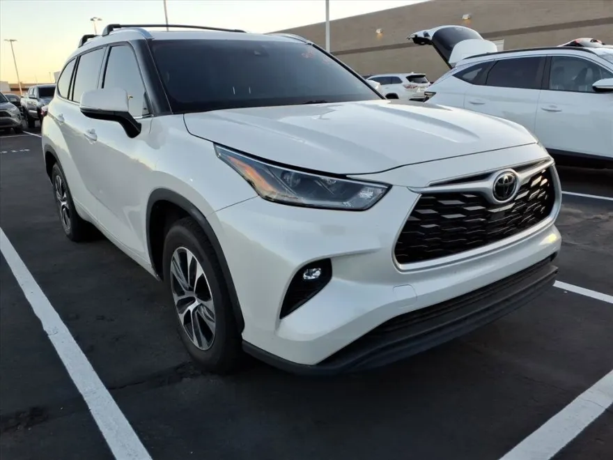2021 Toyota Highlander XLE photo 1
