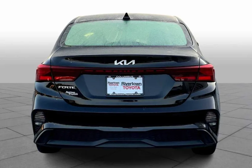2023 Kia Forte LXS photo 1