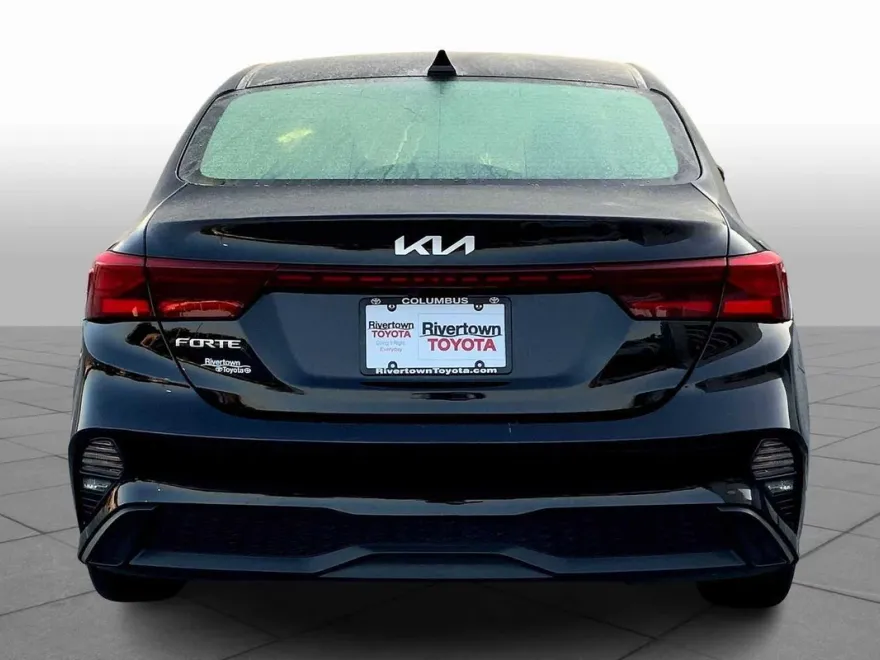 2023 Kia Forte LXS photo 1
