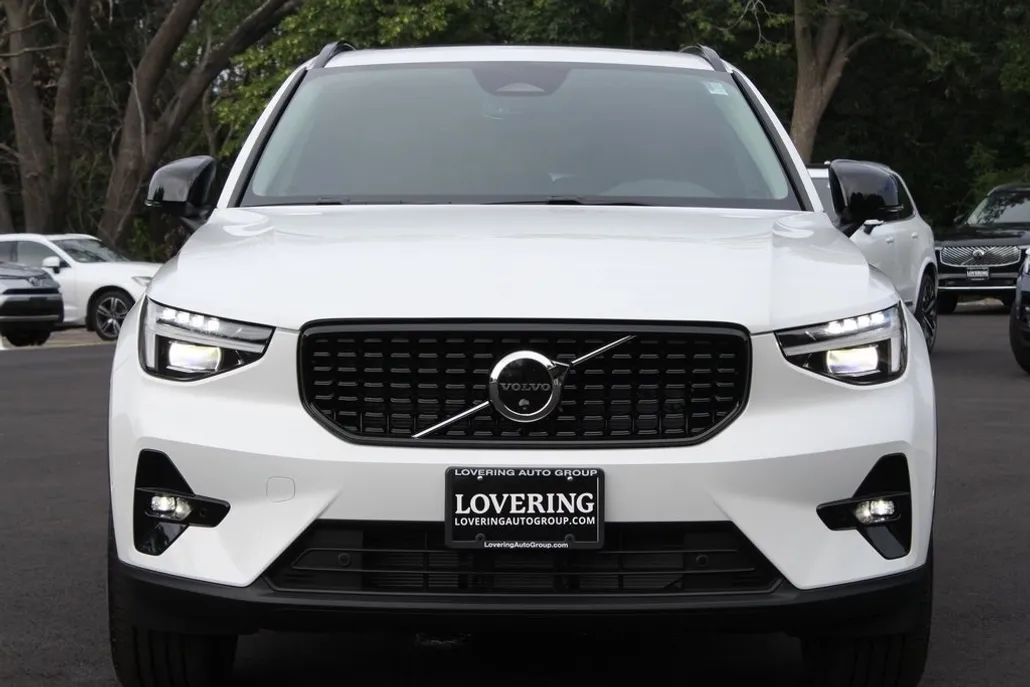 2026 Volvo XC40 Plus photo 1