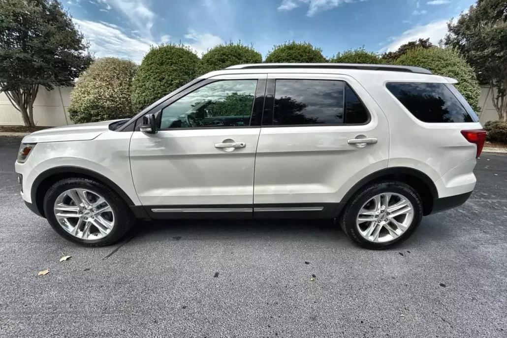 2016 Ford Explorer XLT photo 1