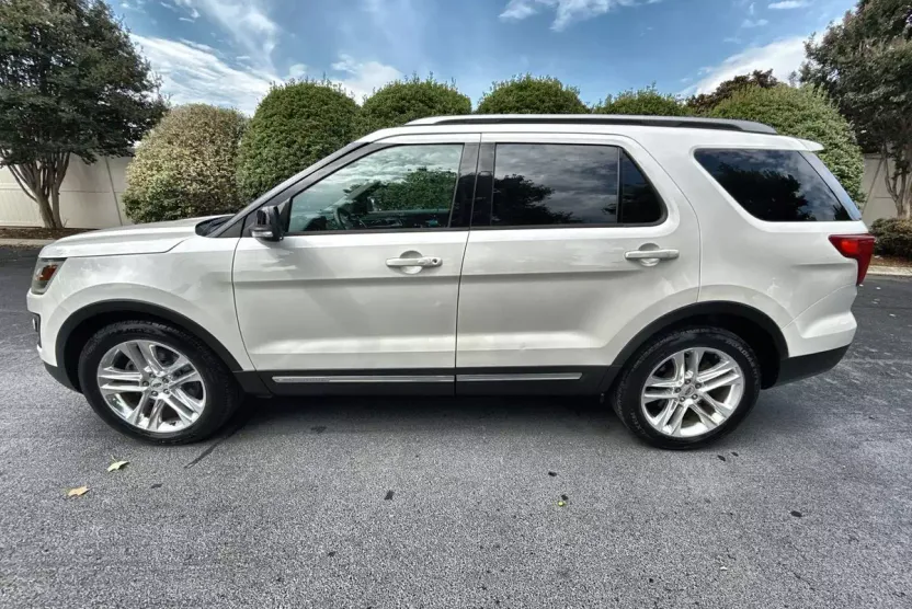 2016 Ford Explorer XLT photo 1