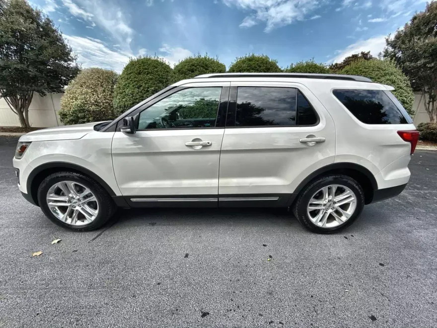 2016 Ford Explorer XLT photo 1