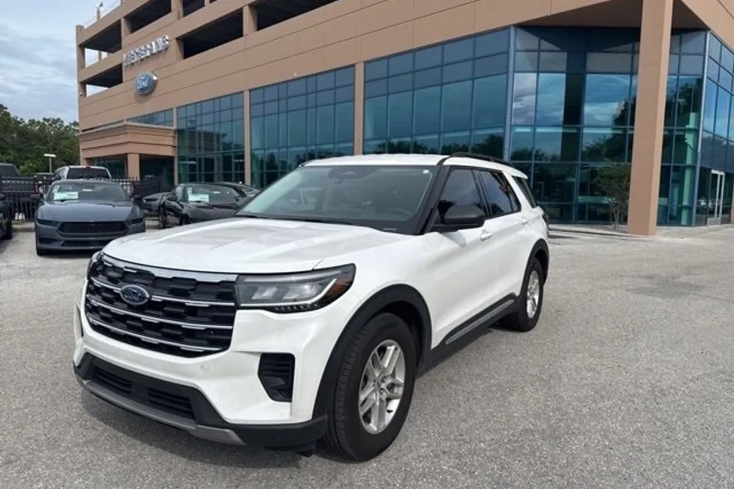 2025 Ford Explorer photo 1