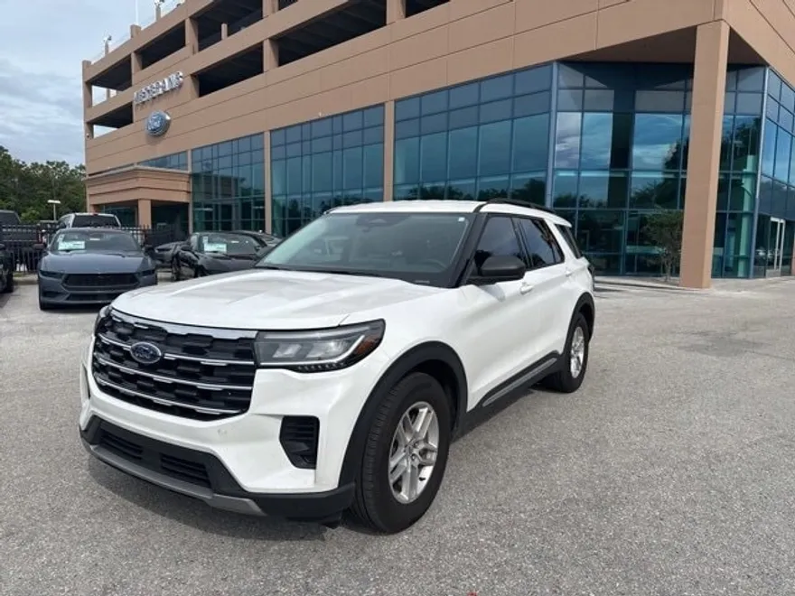 2025 Ford Explorer photo 1