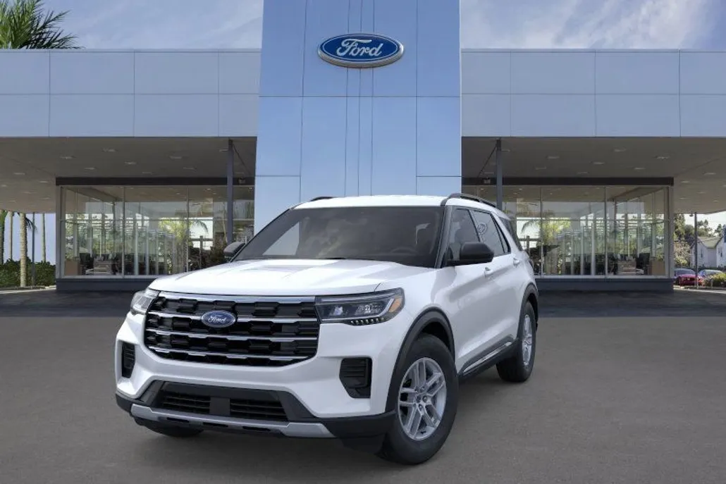 2025 Ford Explorer photo 1