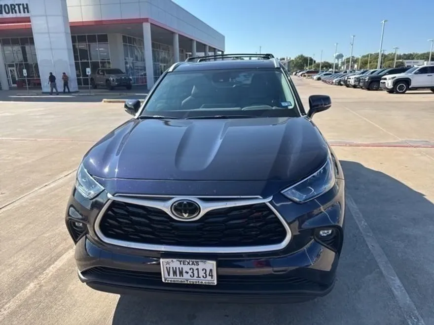 2024 Toyota Highlander LE photo 1