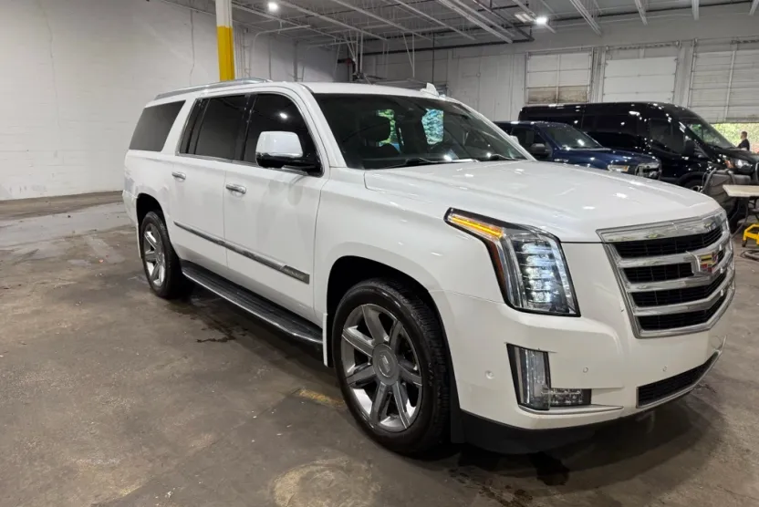 2017 Cadillac Escalade ESV Luxury photo 1